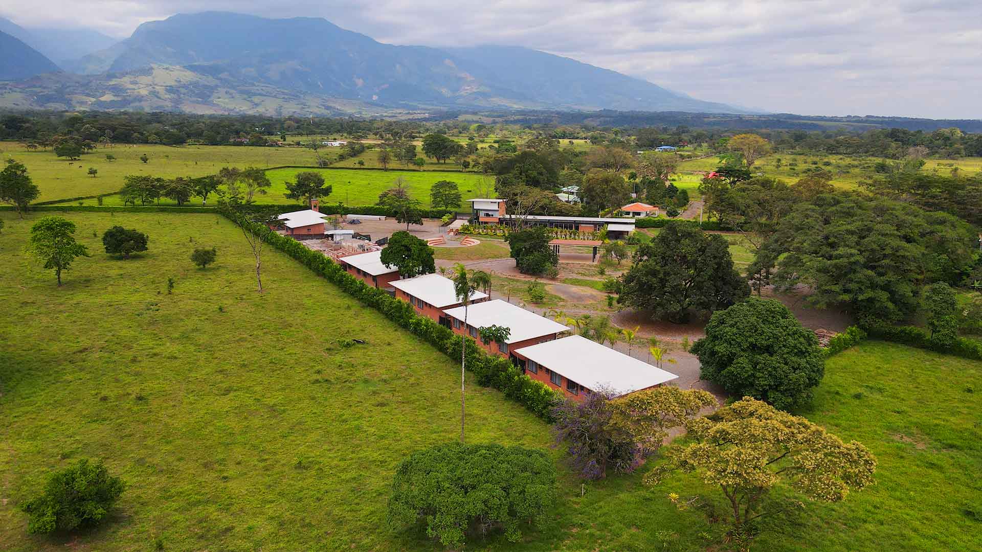 Panorámica del centro natta, en primer plano las cabañas.