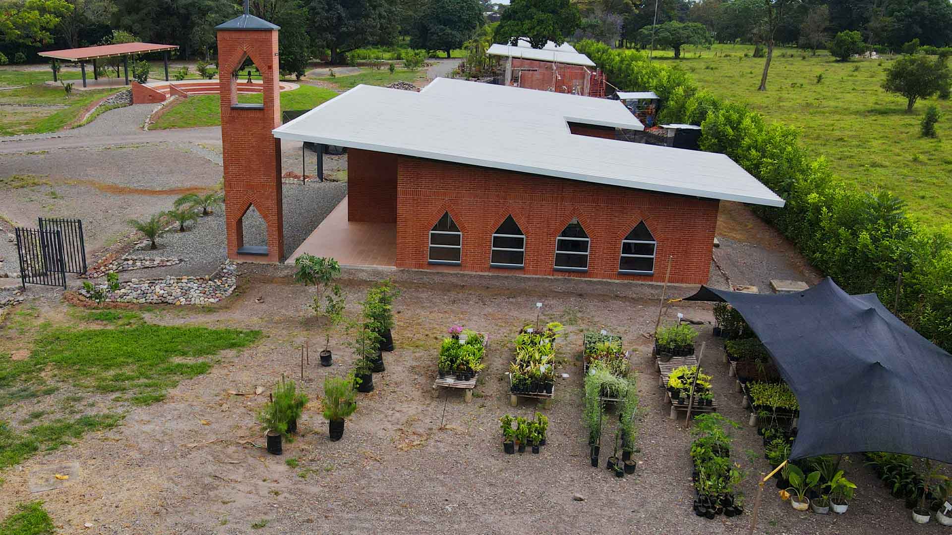 Vista frontal de capilla.